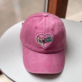 2 gorras de béisbol con dibujos animados de amor