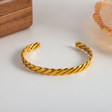 Pulsera de cadena cubana de acero inoxidable - Textura de metal pesado bañada en oro de 18 quilates