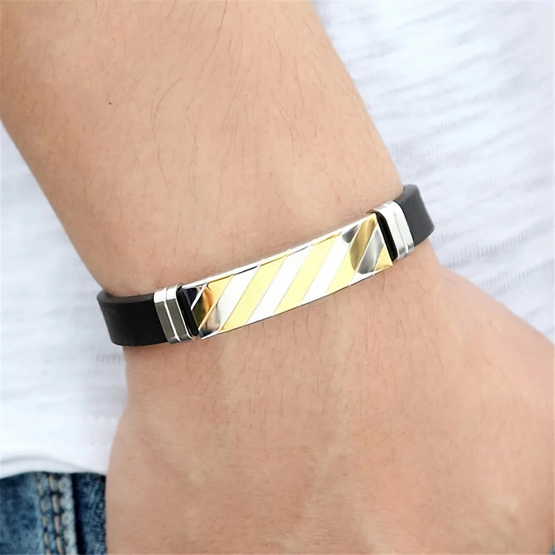 Brazalete de silicona y acero inoxidable con rayas geométricas