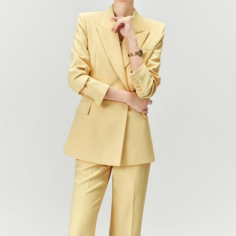 Elegante traje pantalón de oficina amarillo