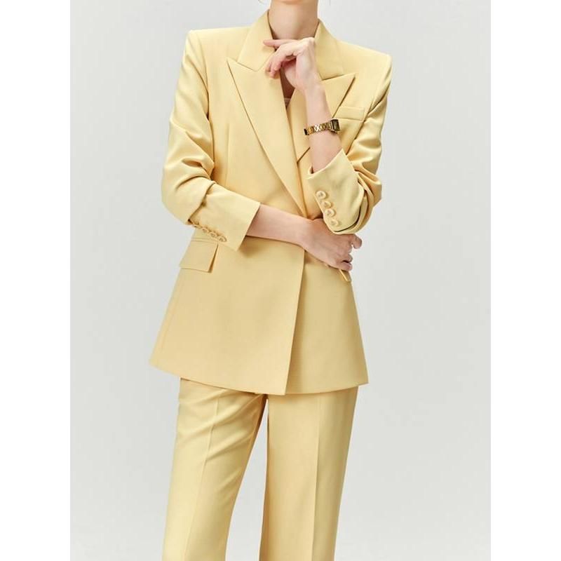 Elegante traje pantalón de oficina amarillo