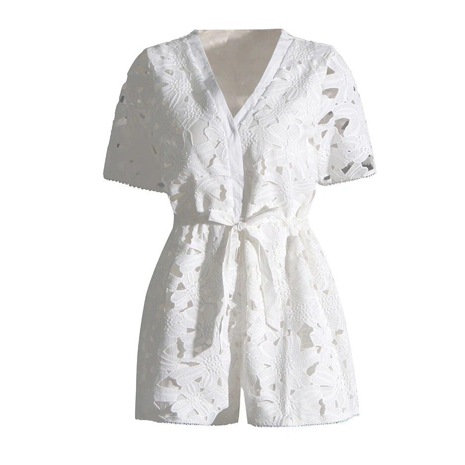 Eleganter Playsuit mit bestickter Hollow-Out-Optik