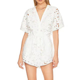 Eleganter Playsuit mit bestickter Hollow-Out-Optik