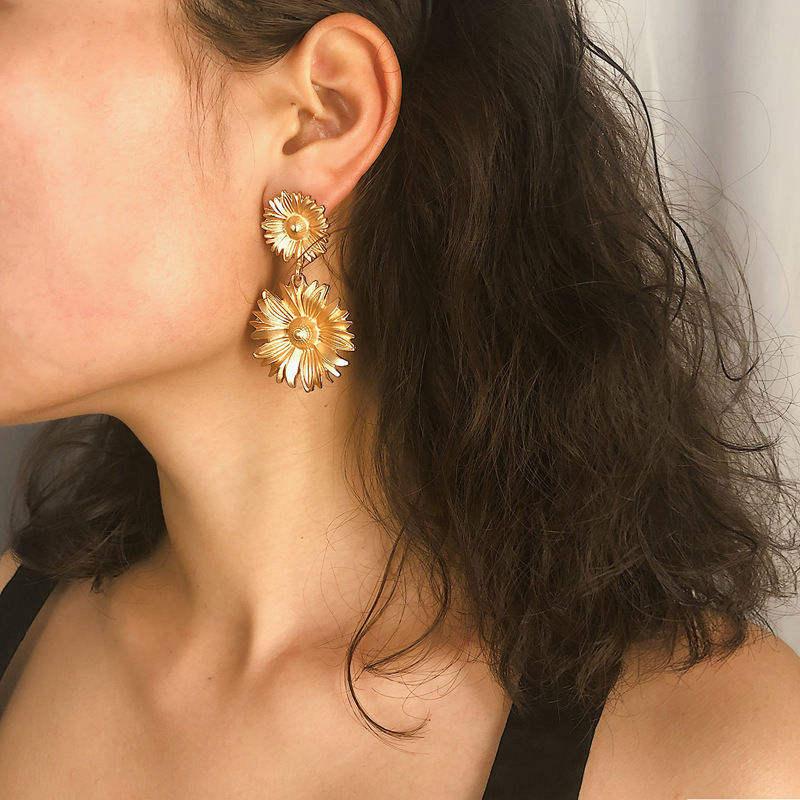 Pendientes colgantes de flor de crisantemo dorado para mujer – Joyería elegante colgante para fiesta