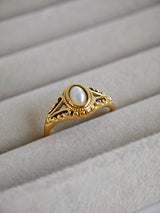 Anillo de perla de agua dulce con textura hueca bañado en oro de 18 quilates