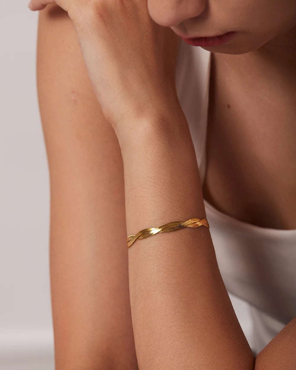 Pulsera de cadena con serpiente y cuchillas con doble cruz bañada en oro de 18 k