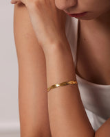 Pulsera de cadena con serpiente y cuchillas con doble cruz bañada en oro de 18 k