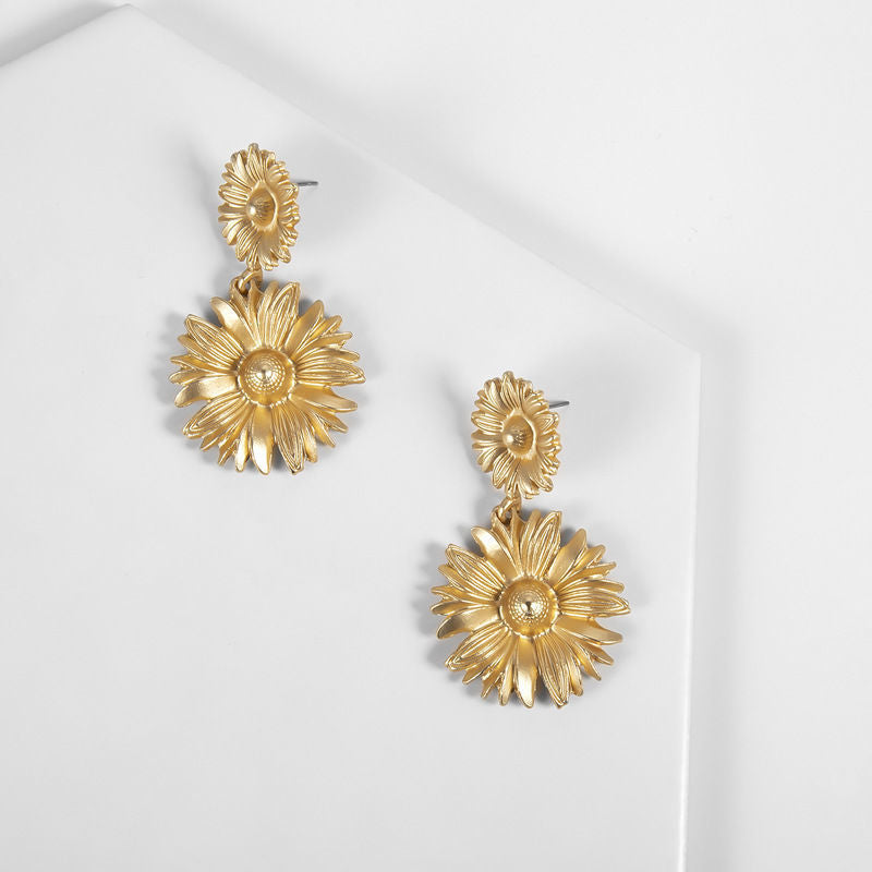 Goldene Chrysanthemen-Blumen-Tropfenohrringe für Damen – Eleganter Party-Anhänger-Schmuck