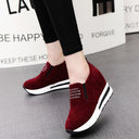 Round-toe suede raised shoes