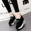 Round-toe suede raised shoes